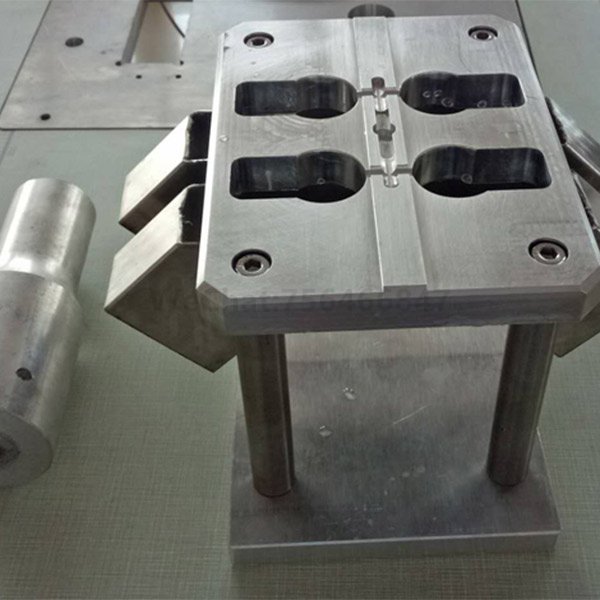 塑件切水口震落工装超声波模具